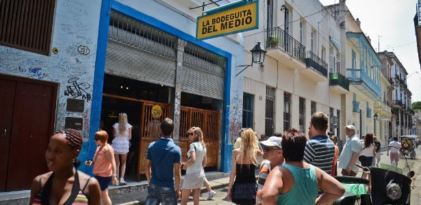 Turistas visitam a famosa Bodeguita del Medio, um bar em Havana (Cuba) - Adalberto Roque/AFP