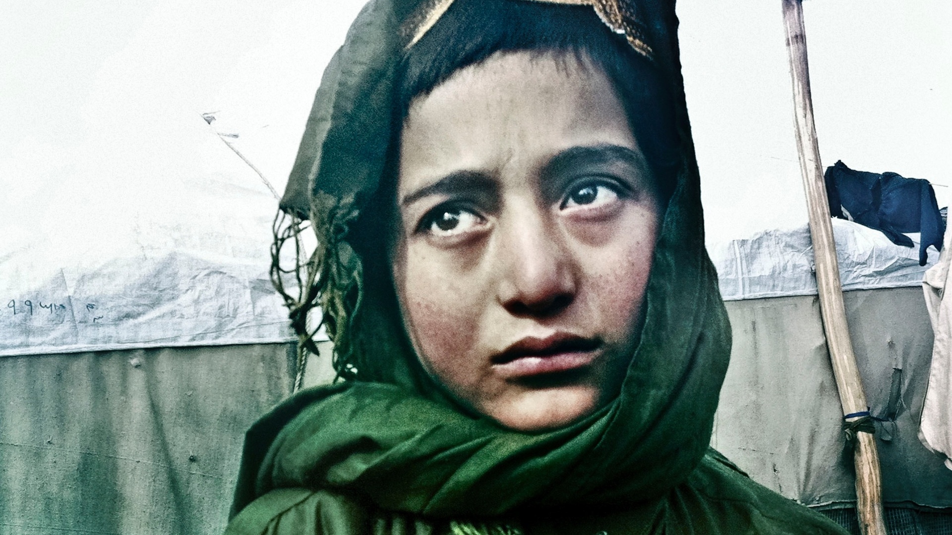 Em detalhe, foto de Ali Mohammad, um garoto refugiado de dez anos da cidade de Kandahar na frente de sua casa em Kabul fugindo de combates e chegou a Cabul com cerca de 40 membros da família  - BalazsGardi/Basetrack.org