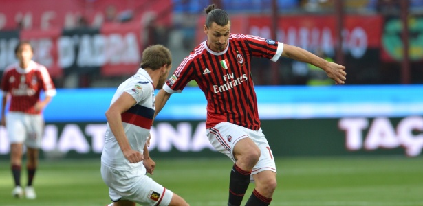 O Milan, de atacante Ibrahimovic, derrotou o Genoa e segue na cola da Juventus - Giuseppe Cacace/France Presse