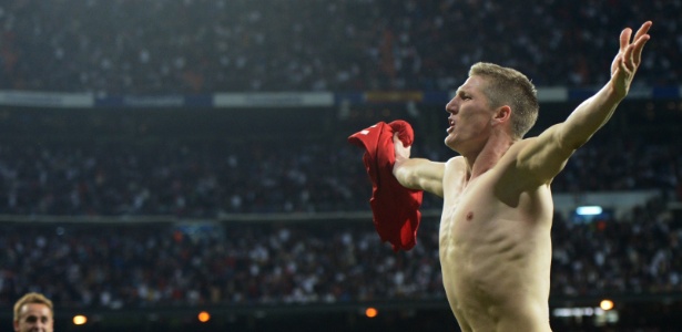 Schweinsteiger tira a camisa e comemora o gol de pênalti que deu vaga ao Bayern - AFP PHOTO / CHRISTOF STACHE