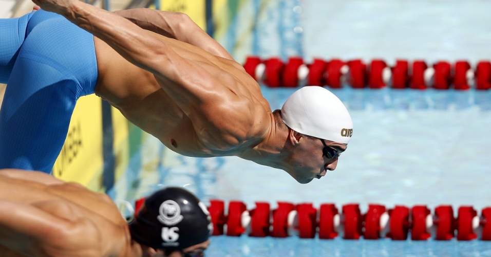 Bruno Fratus cai na água para vencer a eliminatória dos 50 m livre com o melhor tempo de 2012