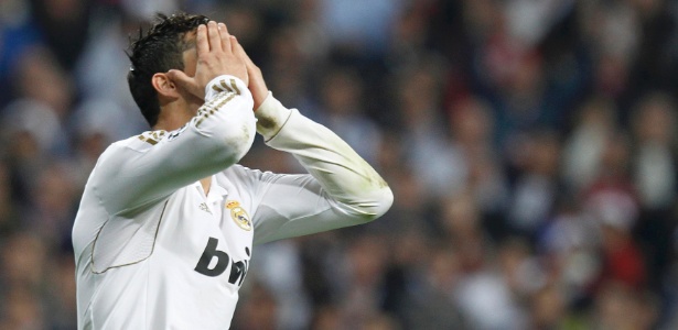 Cristiano Ronaldo lamenta o erro no primeiro pênalti da decisão contra o Bayern  - REUTERS/Sergio Perez
