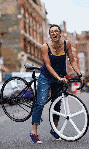 Dee pedala uma Condor Potenza 2010 com uma roda frente Aerospoke - Horst A. Friedrichs 