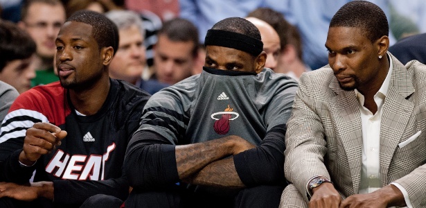 Wade, LeBron e Bosh, astros do Miami Heat, foram poupados na partida contra o Boston  - EFE/CJ GUNTHER