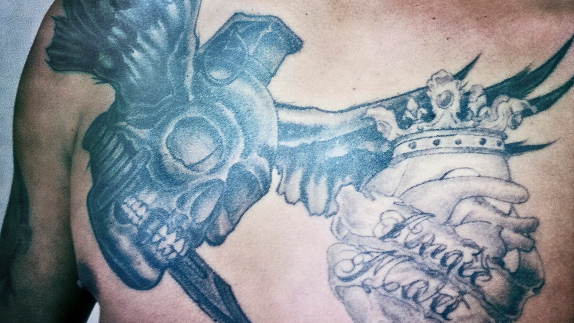 Fuzileiro americano mostra sua tatuagem em foto de Balaizs - BalazsGardi/Basetrack.org