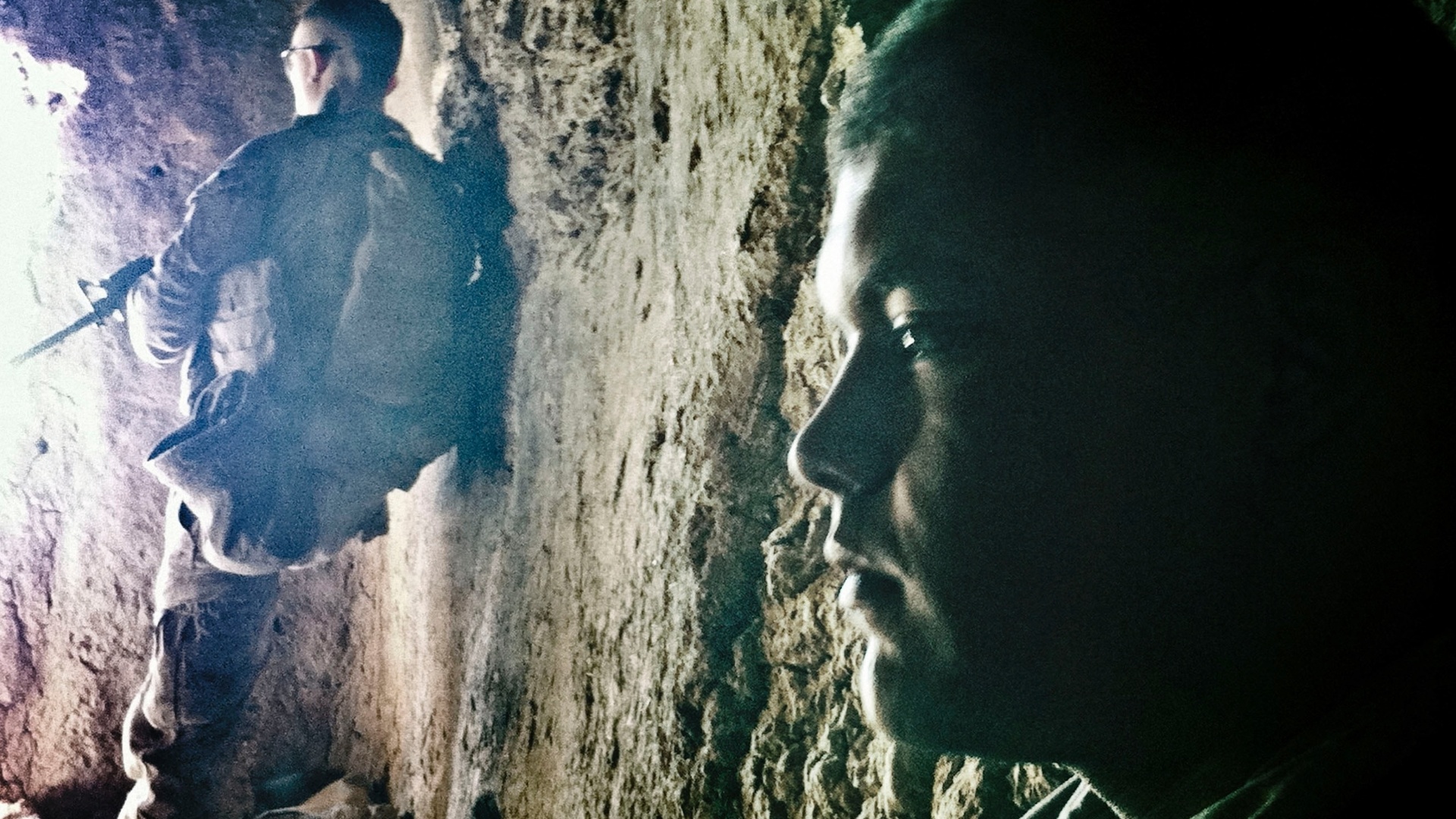 Fuzileiro Michael Perry em uma caverna abandonada durante operação militar próxima a Doghaka, em Helmand Province (6/11/2010) - BalazsGardi/Basetrack.org