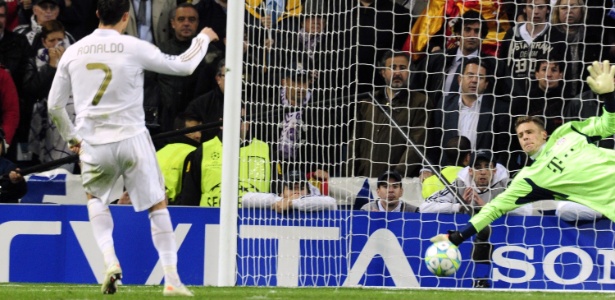 Neuer salta para defender o pênalti cobrado pelo português Cristiano Ronaldo - AFP PHOTO / JAVIER SORIANO