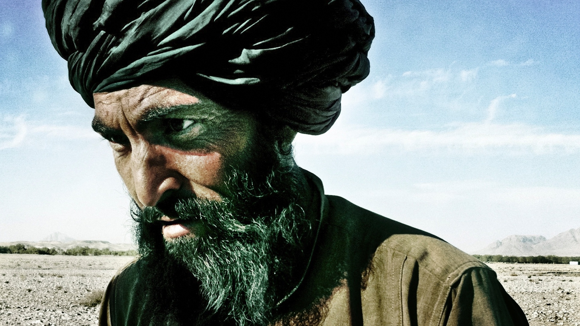 Homem afegão conversa com fuzileiros navais depois de ser parado e revistado durante uma patrulha de segurança perto da aldeia de Shama Sheela, no Afeganistão (4/11/2010) - BalazsGardi/Basetrack.org