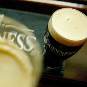 A sociedade irlandesa tem aceitado cada vez menos ver seus homens passarem todo dia no pub para beber um ou vários pints - Peter Macdiarmid/Reuters