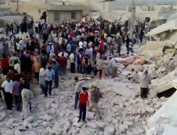Imagem de vídeo amador disponível no YouTube mostra escombros de área supostamente bombardeada pelo Exército sírio em Hama