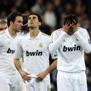 Kaká põe as mãos na cabeça lamentando a eliminação do Real Madrid da Liga dos Campeões - AFP PHOTO / JAVIER SORIANO