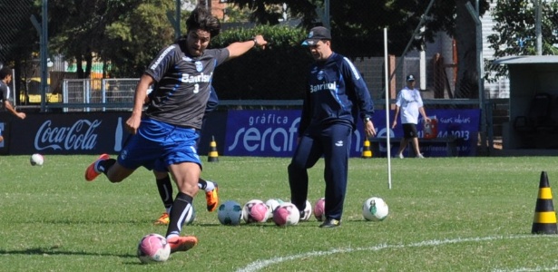 Marcelo Moreno participa de treino de arremates no Grêmio e pode voltar no Gre-Nal - Marinho Saldanha/UOL Esporte