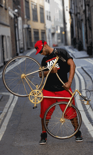 O dançarino Para tem uma Rossin TT dos anos 1980 folheada a ouro 24k - Horst A. Friedrichs 