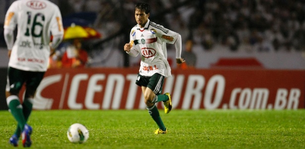 Observado por João Vitor, Cicinho, do Palmeiras, tenta sair jogando contra o Paraná - Hedeson Alves/VIPCOMM