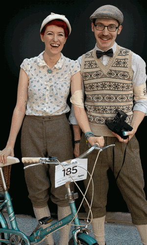 "Para mim, pedalar representa liberdade. Carros só trazem estresse, procura por vagas, impostos", diz o fotógrafo. Na imagem, Omara e Tom na Tweed Run de Londres, 2011 - Horst A. Friedrichs 