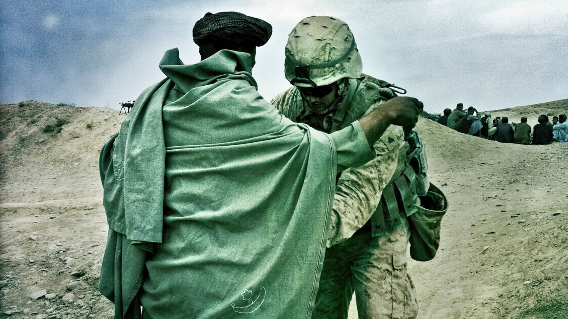 Revista antes de encontro entre fuzileiros americanos e aldeões de Kunder (27/10/2010)  - BalazsGardi/Basetrack.org