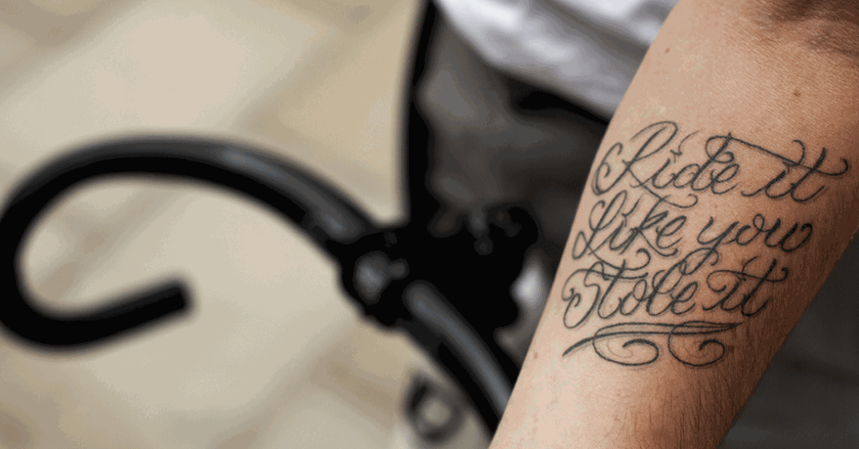 Rudy, do website sobre ciclismo The 5th Floor, e sua tatuagem 'Ride it like you stole it' ou 'Pedale como se tivesse roubado (a bicicleta)', em tradução livre - Horst A. Friedrichs 