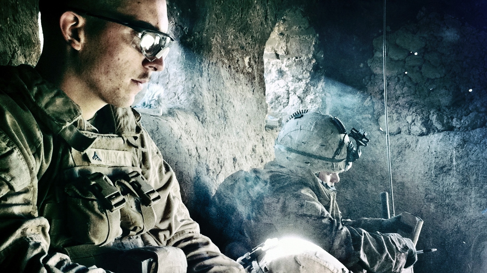 Sargento Kevin Daly fuma um cigarro durante operação militar próxima a Doghaka, em Helmand (7/11/2010)  - BalazsGardi/Basetrack.org