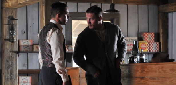 Shia LaBeouf  e Tom Hardy em cena de "Os Infratores", de John Hillcoat - Divulgação