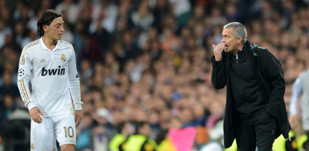 Mourinho passa orientações para Özil durante eliminação do Real Madrid - Jasper Juinen/Getty Images