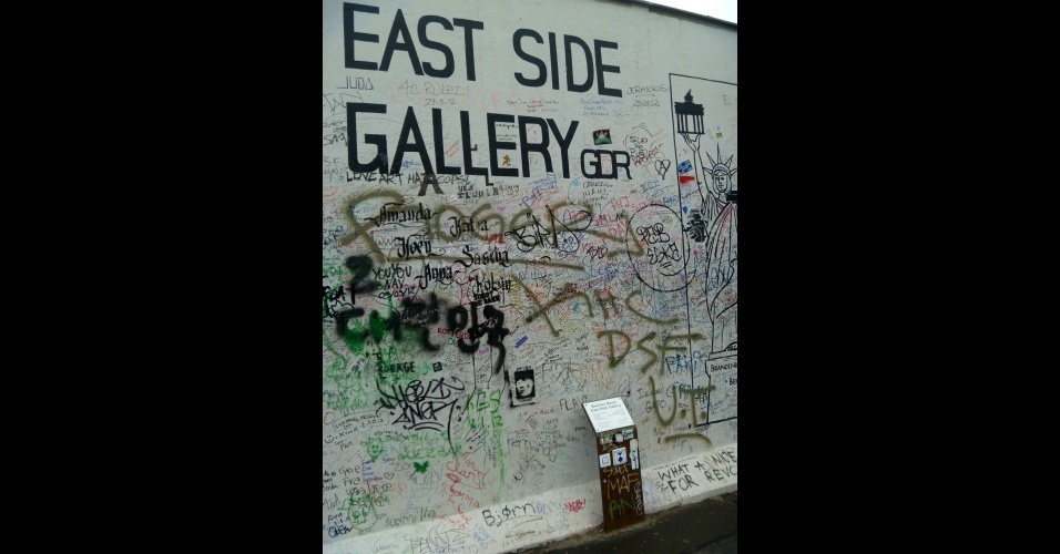 Trecho do muro de Berlim foi transformado em galeria a céu aberto