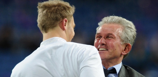 Treinador do Bayern, Jupp Heynckes, parabeniza o goleiro Neuer após classificação - AFP PHOTO / CHRISTOF STACHE