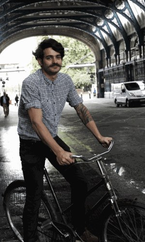 Um brasileiro, cujo nome não foi divulgado, em sua bicicleta vintage no Spitalfields Market, no leste de Londres - Horst A. Friedrichs 