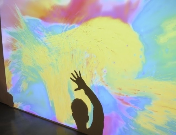 A instalação interativa do britânico Memo Akten tem como proposta deixar que o visitante pinte com o corpo uma tela virtual - Divulgação