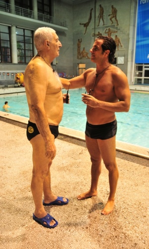 Álvaro Garnero disputa uma partida de polo aquático com o campeão olímpico Eraldo Pizzo