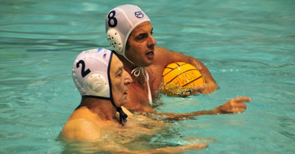 Álvaro Garnero disputa uma partida de polo aquático com o campeão olímpico Eraldo Pizzo