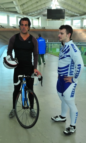 Álvaro Garnero entrevista o campeão mundial de Keirin, o ciclista Christos Volikakis, em Atenas
