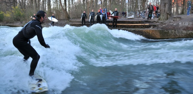 Álvaro Garnero pratica surfe no rio Eisbach em Munique, na Alemanha