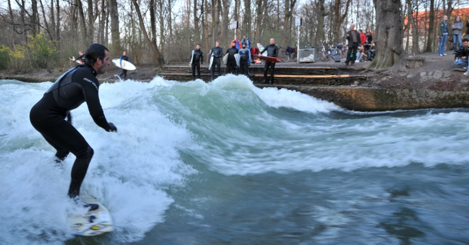 Álvaro Garnero pratica surfe no rio Eisbach em Munique, na Alemanha