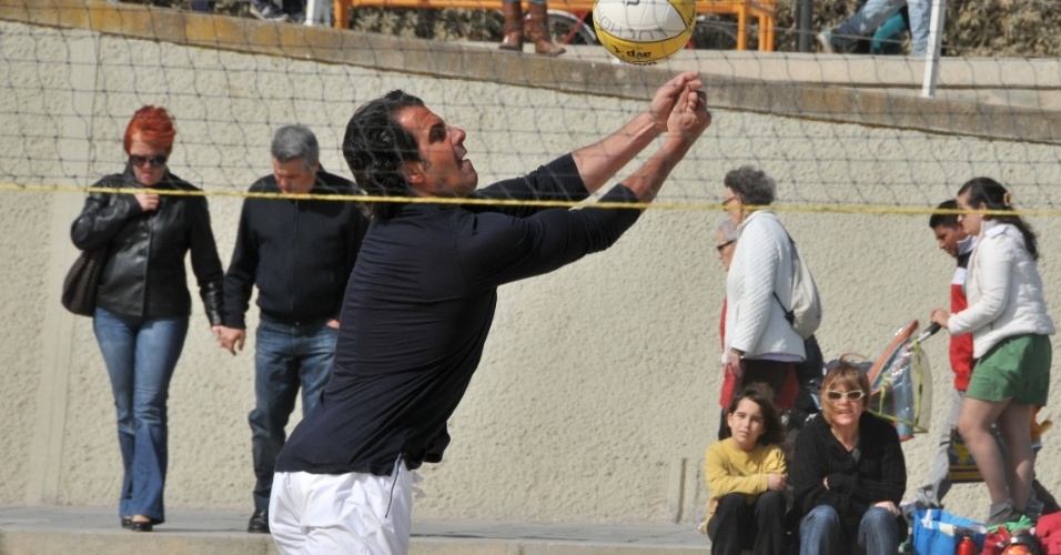 Álvaro Garnero tenta jogar vôlei de praia em Barcelona, na Espanha