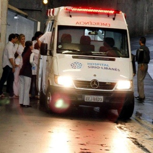 Ambulância de Pedro Leonardo chega ao hospital Sírio-Libanês, em São Paulo (26/4/2012) - AgNews