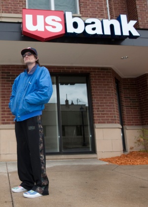 David Wegner em frente a sua agência bancária, onde tem uma conta corrente e conseguiu um empréstimo em curto-prazo, em Minneapolis, Estados Unidos - Craig Lassig / The New York Times