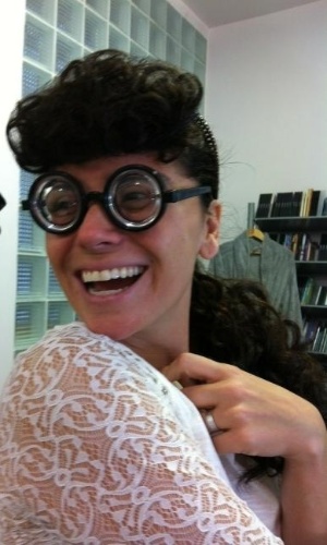 Giovanna Antonelli mostra foto com óculos fundo de garrafa e peruca (24/4/12)