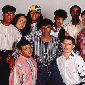Alexandre Pires, ao centro, e os demais integrantes do grupo de pagode "Só Pra Contrariar" - Divulgação