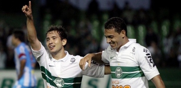 Coritiba, de Everton Ribeiro (esq.), completará dois meses sem vencer fora de casa - Divulgação