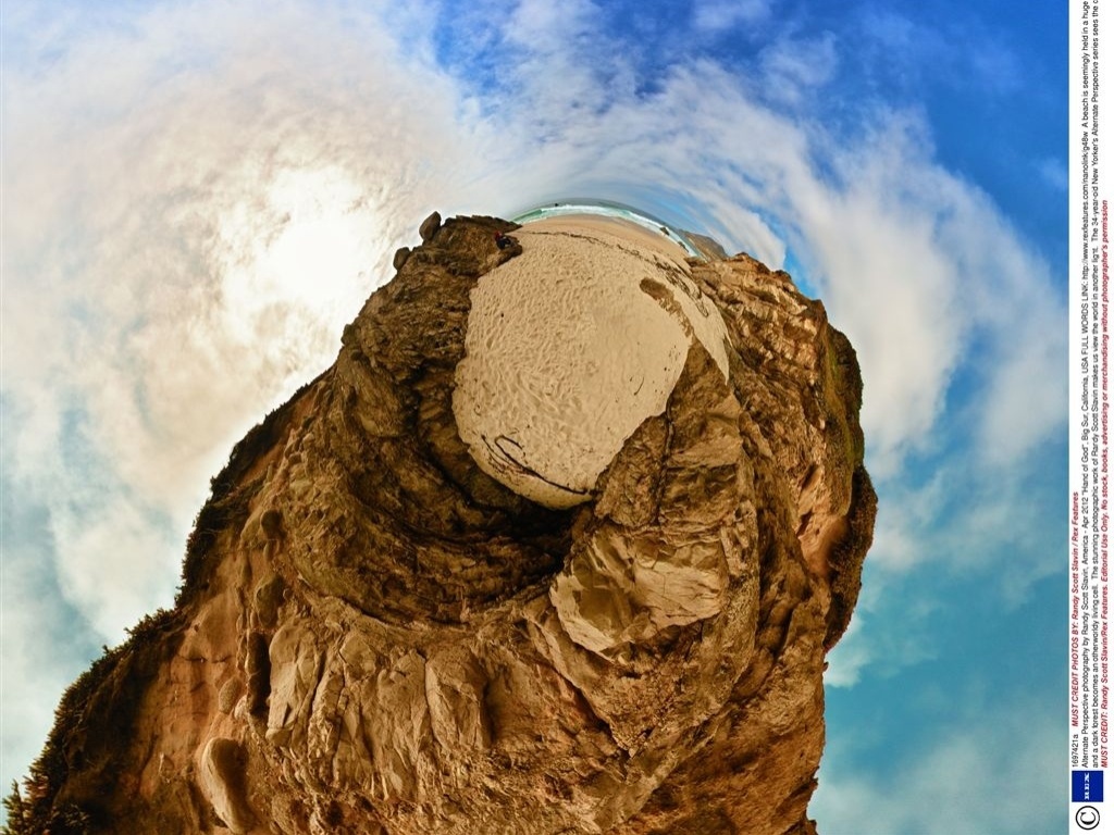 Nesta imagem, batizada de "Mão de Deus", uma praia parece ser segurada por uma enorme mão de rocha. Slavin viaja pelos Estados Unidos à procura de paisagens para seu trabalho - Randy Scott Slavin / Rex Features