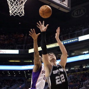 O brasileiro Tiago Splitter (preto), doS Spurs, teve grande atuação contra o Phoenix Suns - Christian Petersen/Getty Images/AFP