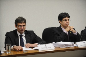 O senador Lindbergh Farias (PT/RJ) e Randolfe Rodrigues (PSOL/AP) -- respectivamente relator e presidente da CPI do Ecad -- durante apresentação do relatório final da comissão (24/4/2012) - Fabio Rodrigues Pozzebom/Agência Brasil