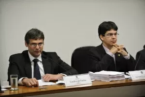 O senador Lindbergh Farias (PT/RJ) e Randolfe Rodrigues (PSOL/AP) -- respectivamente relator e presidente da CPI do Ecad -- durante apresentação do relatório final da comissão (24/4/2012) - Fabio Rodrigues Pozzebom/Agência Brasil