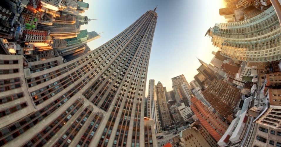 Paisagens retorcidas com um toque de surrealismo são o tema do mais recente trabalho do fotógrafo americano Randy Scott Slavin. Acima, a imagem intitulada "Empire State" - Randy Scott Slavin / Rex Features