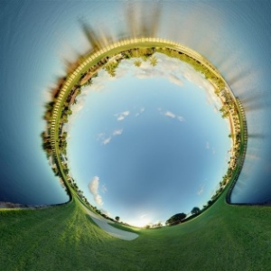 Para criar a série "Outra Perspectiva" (Alternate Perspective), ele escolhe cuidadosamente a locação e tira até cem fotografias de uma cena cobrindo 360 graus, antes de costurá-las para formar uma projeção estereográfica. A foto acima foi tirada na Flórida - Randy Scott Slavin / Rex Features