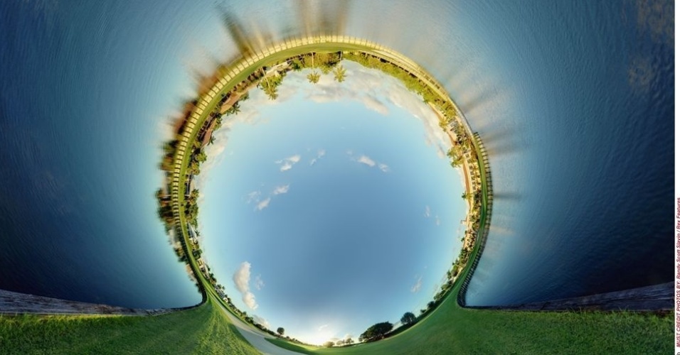 Para criar a série "Outra Perspectiva" (Alternate Perspective), ele escolhe cuidadosamente a locação e tira até cem fotografias de uma cena cobrindo 360 graus, antes de costurá-las para formar uma projeção estereográfica. A foto acima foi tirada na Flórida - Randy Scott Slavin / Rex Features