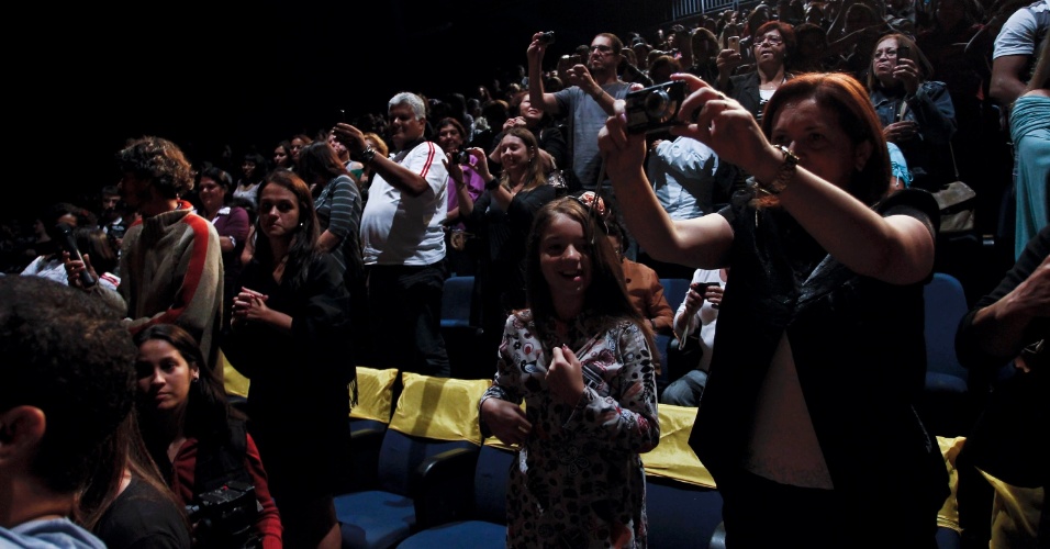 Público tira fotos após apresentação da peça "Cruel", com Reynaldo Gianecchini, no CEU Vila Curuça, em São Paulo (26/4/12)