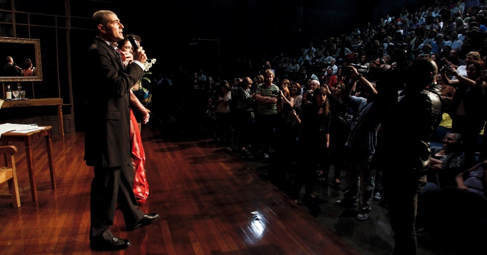 Reynaldo Gianecchini conversa com o público após apresentação da peça "Cruel" no CEU Vila Curuça, em São Paulo (26/4/12)