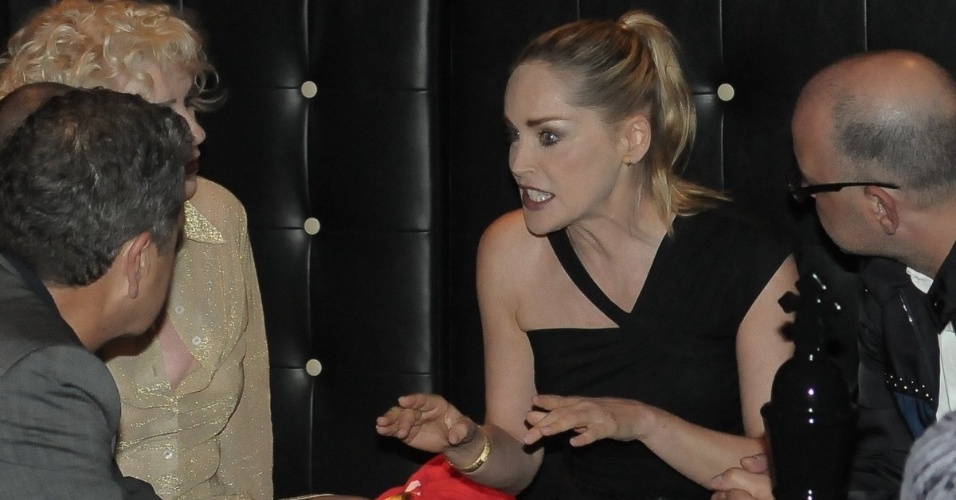 Sharon Stone conversa com amigos, entre eles a cantora de punk rock, Debbie Harry (esq.), na festa de aniversário da revista "Vogue" Brasil, na Casa Petra, no Ibirapuera em São Paulo (25/4/12)