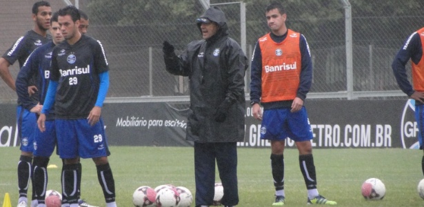 Luxemburgo (c) treinou diversas jogadas pelas laterais do campo mesmo sob chuva - Carmelito Bifano/UOL Esporte